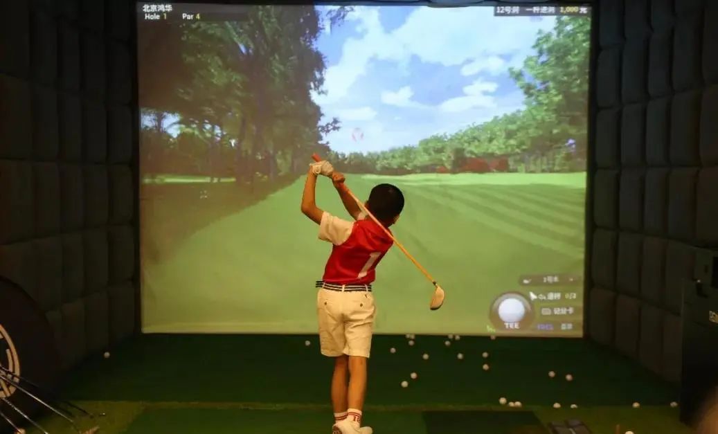 青少年在如歌高尔夫模拟器上练习.jpg